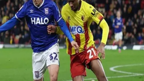 “巴萨引援目标锁定右后卫：弗林蓬领跑，万德松等四人加盟候选”